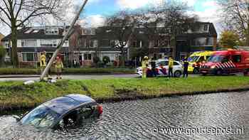 Automobilist verliest macht over het stuur en belandt in water