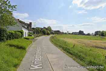 Bestuurster (19) slipt met auto, rijdt tegen verkeersborden en komt tot stilstand tegen geparkeerd voertuig