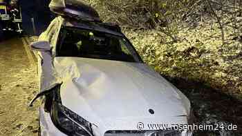 Wasserburgerin (19) kommt in Kurve mit Auto von Fahrbahn ab und prallt gegen Baum