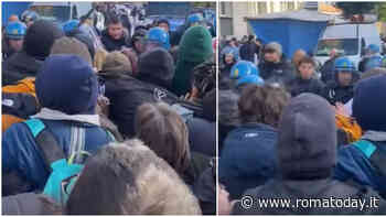 Tensioni alla Sapienza tra collettivi di destra e sinistra. Spintoni con la polizia che contiene gli studenti