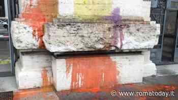 Blitz transfemminista: palloncini di vernice contro la facciata del ministero dell'istruzione