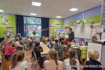 Toekomstig burgemeester leest voor aan schoolkinderen