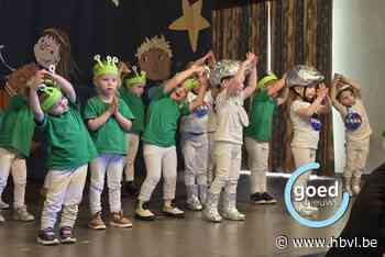 Kinderen De Wijzer schitteren als sterren op de dansvloer voor grootouders