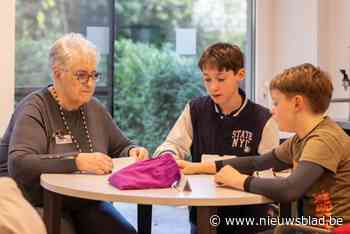 Rusthuisbewoners spelen gezelschapsspellen met scholieren: “Het houdt ons actief en jong”