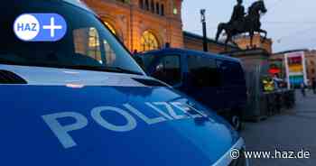 Vier Straftaten: Mann radelt durch Hauptbahnhof und greift Polizisten an