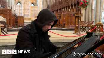 Homeless pianist raises money for charities