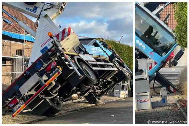 Steunpoten vrachtwagen dakwerkersbedrijf zakken plots meter diep in drassige grond: “Wellicht 200.000 euro schade”