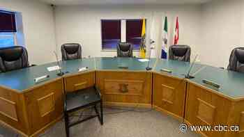 Yukon looks to avoid municipal byelection in Dawson City, where councillors refuse to swear oath to King