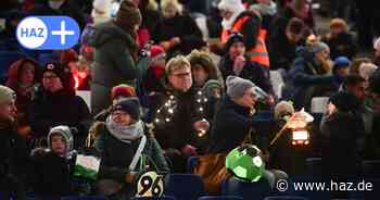 Funkeln in der Arena: Rund 3500 Laternen leuchten beim Hannover-96-Umzug