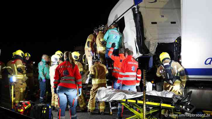 A16 dicht na botsing vachtwagens, een bestuurder zat lange tijd bekneld