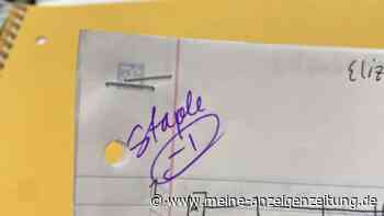 Schülerin klammert ihre Hausarbeit zusammen und ist schockiert, warum sie Punkte verliert