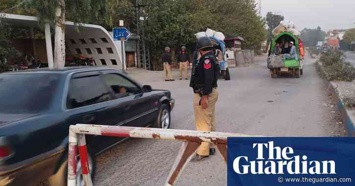 More than 40 killed in north-west Pakistan in gun attack on Shia convoy