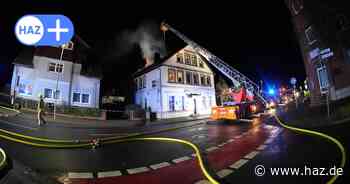 Feuer in Misburg: Familien mit Kindern flüchten aus Haus