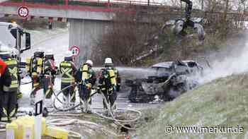 Tödlicher Unfall in Bayern: Mann kollidiert mit Brückenpfeiler – Auto fängt Feuer