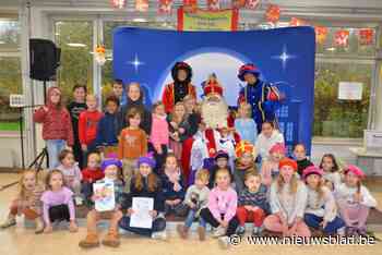 Kinderen ontbijten met Sinterklaas