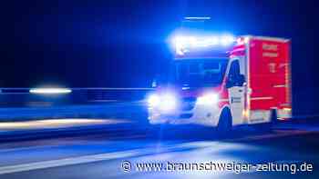 Rettungswagen bei Nienburg überschlägt sich
— Schwerverletzter