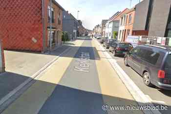 Bestuurder ramt geparkeerde wagens