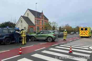 Wagens botsen op Edingsesteenweg, één persoon gewond naar ziekenhuis