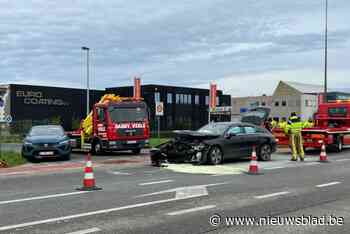 Bestuurder naar het ziekenhuis na zware botsing op Tabakslaan