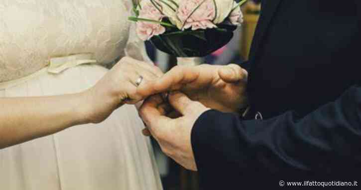 Si sposa due volte senza mai divorziare, la seconda moglie scopre tutto e lo denuncia per bigamia: “Mai avrei immaginato che mi avesse nascosto una cosa del genere”