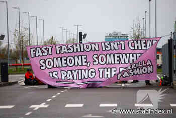 Extinction Rebellion blokkeert ingang distributiecentrum uit protest tegen 'fast fashion'