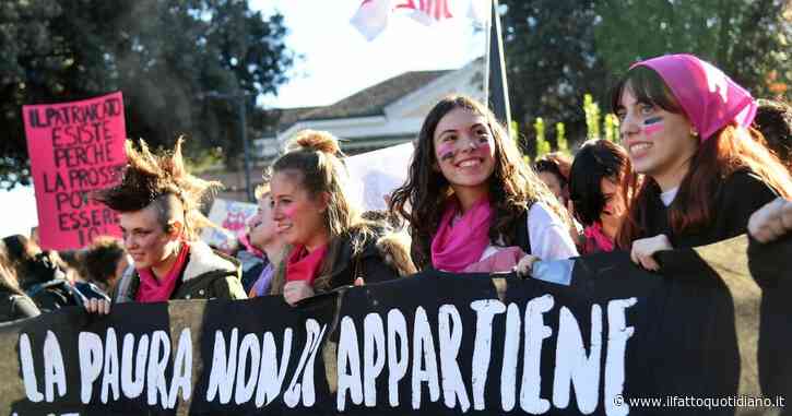 Violenza sulle donne, in migliaia al corteo di Non una di Meno: “Valditara? Il patriarcato esiste”. Bruciata una foto del ministro