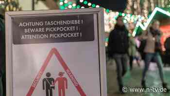 Vorsicht vor dreisten Tricks: Wie Taschendiebe auf Weihnachtsmärkten zuschlagen
