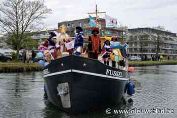 Warm welkom voor Sinterklaas ondanks ijzige wind: kindervriend komt toe over het water