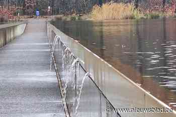Gezichtsbedrog: water spuit door de wand van Fietsen door het Water