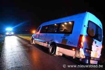 Flexbus belandt in berm met één passagier (13) aan boord
