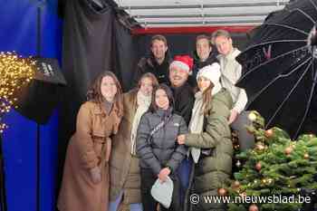 Studio 27 en Coöperatie Hoogstraten vlammen met mobiele kerststudio tegen eenzaamheid: professionele fotoshoot voor De Warmste Week