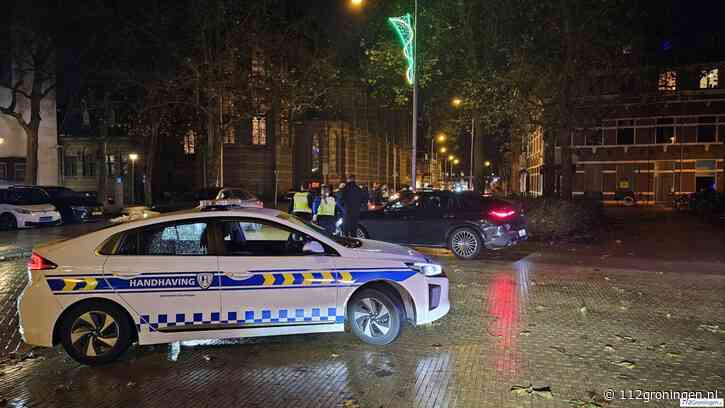 Winkeldieven met tassen vol spullen na zoektocht en achtervolging in de kraag gevat