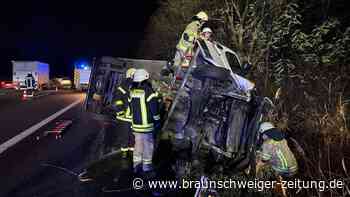 Auffahrunfall auf der A2 bei Lehre – Klein-Laster kippt um