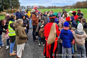 Kinderen zoeken en vinden Sinterklaas terug in wijk Eyndoven, en vieren feest
