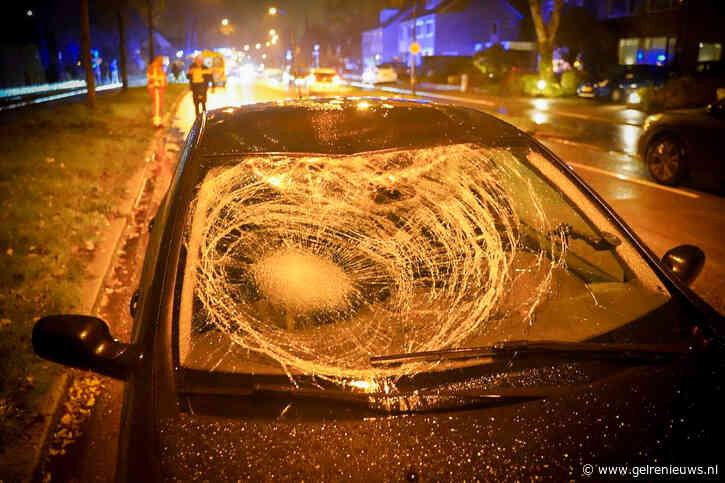 Fietser gewond na harde botsing met auto, voorruit compleet gebarsten