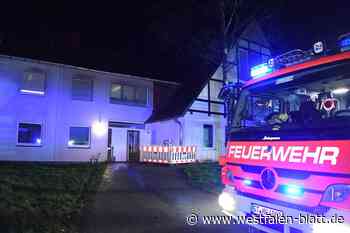 Rettungssanitäterinnen löschen Brand in Obdachlosenheim