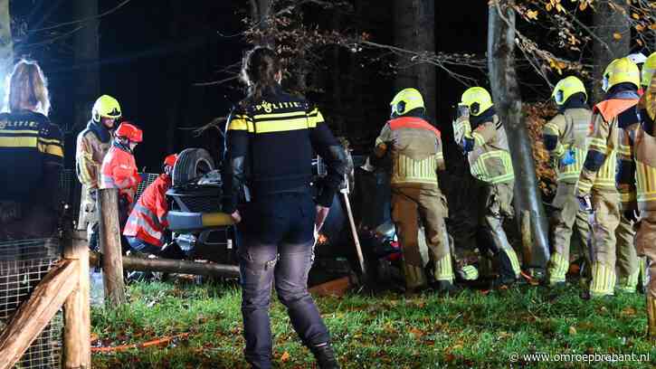 Auto crasht en slaat over de kop, beknelde bestuurder bevrijd