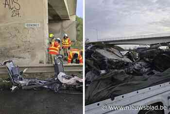 Vrouw sterft bij zware crash tegen brugpijler op E17, voertuig brandt uit op snelweg