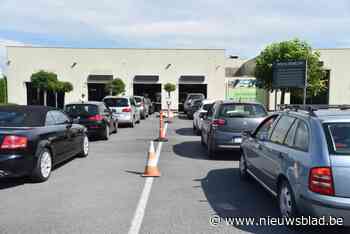 Stad grijpt in na lange files aan autokeuring: Industrielaan wordt meteen eenrichtingsverkeer