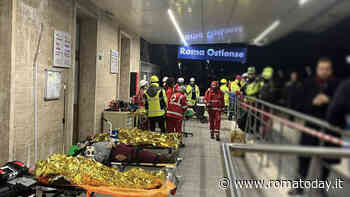 Un treno deraglia e poi si incendia. Scatta l'emergenza alla stazione Ostiense