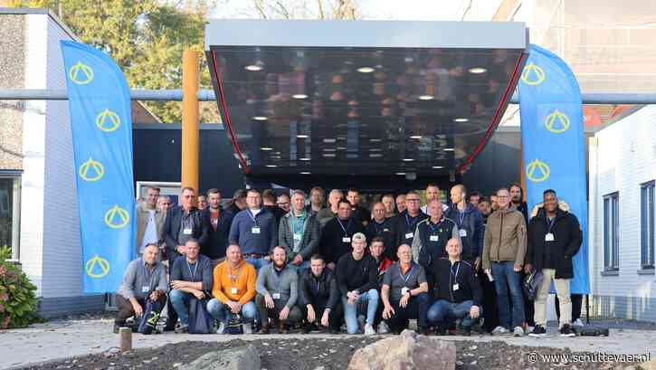 Gehele bemanning van Fluvia op cursus tijdens jubileum van de rederij