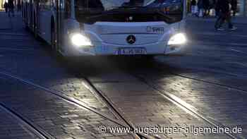 Vereiste Scheibe: Autofahrer übersieht Linienbus