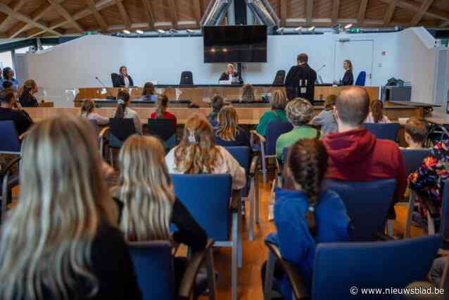 “Ik wil aan de rechter vragen waarom hij een verkreukelde slab draagt en toch niets eet”: Vlinderpaleis zet deuren open voor kinderen