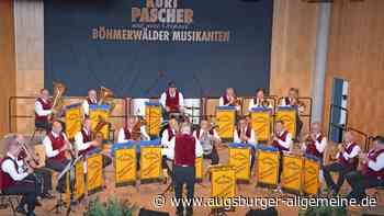 Das Publikum feiert drei Stunden Blasmusik vom Feinsten