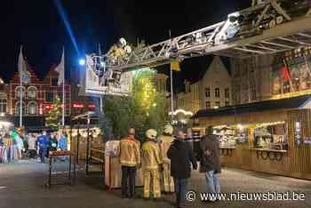 Brandweer verwijdert kerstboom die door felle wind dreigde om te vallen op  kerstmarkt