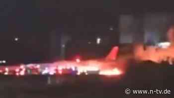 Alle Insassen sicher evakuiert: Flugzeug gerät bei Landung in Antalya in Brand