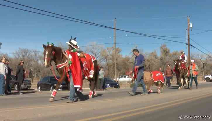 Horses, owners sport holiday spirit in annual Corrales parade