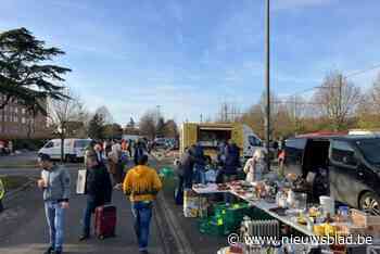 Na herhaalde inbreuken en overlast voor de beurt twee maanden geen rommelmarkt: “Namaak en gestolen spullen moeten eruit”