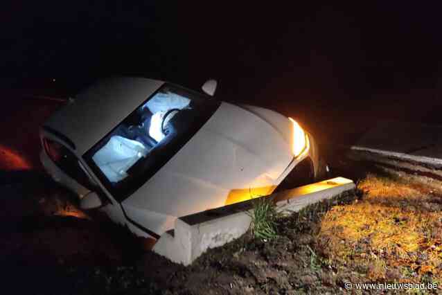 Opnieuw auto in gracht op Steenweg op Kleine-Brogel