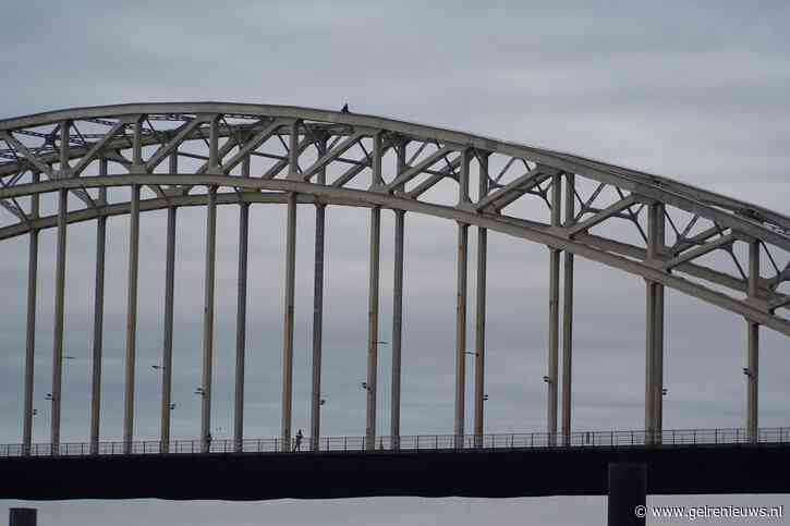 Waalbrug afgesloten vanwege persoon op boog
